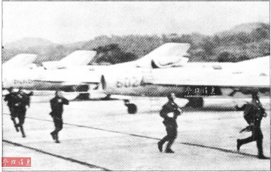 更要命的在于，越空军飞行员普遍厌战、怕死，有人就私下发牢骚：“我爷爷抗日，父亲抗法，我参加过抗美战争，几代人都在打仗，现在全国统一了还要打，什么时候才能过上太平日子？”据乔清陆介绍，1979年2月中国对越自卫还击战打响后，越军飞行员请假和“泡病号”人数陡增，还有的飞行员一听说要到柬埔寨去执行任务就两腿发抖，生怕一去不回。