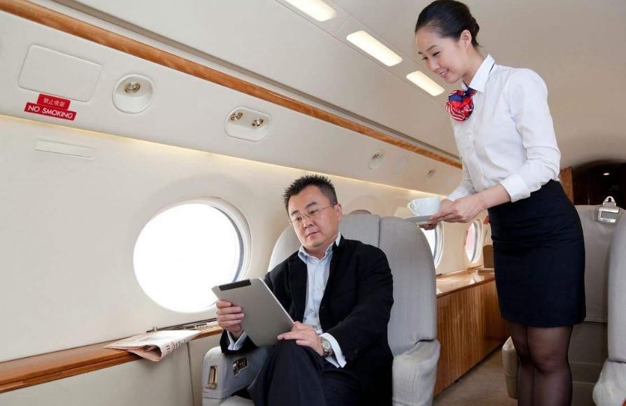 你知道私人飞机空姐的工资多少吗?揭开真实收
