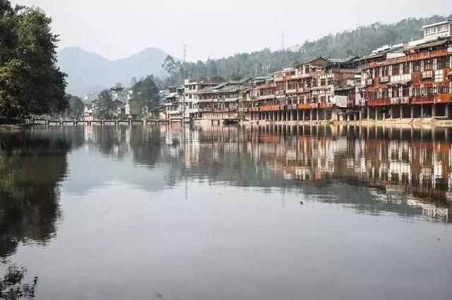 成都周边冷门古镇探秘:小桥轻舟晚,胧月入幽帘