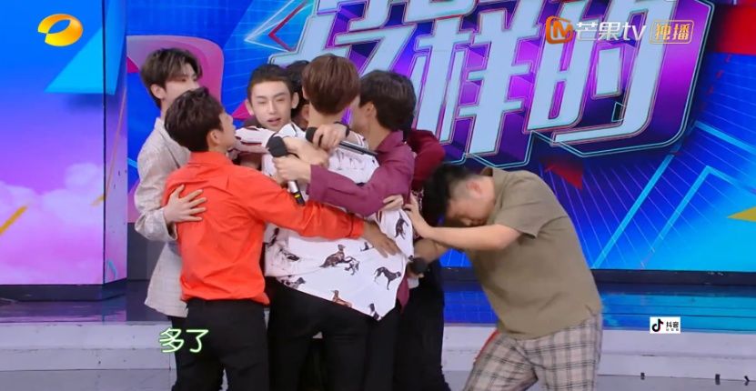 蔡徐坤玩游戏反应慢 有谁注意何炅做了啥 网友