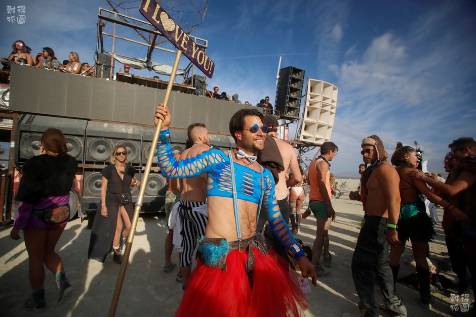 如果你准备前往火人节，除了生活必需品，你还必须遵守火人节的十项原则。这些原则并不是为了限定人们的行为，而是为了确保人们在这里可以真正脱离日常的法则，冲破束缚，获得8天的自由。原则包括1.绝对包容；2.无条件赠与；3.去商品化；4.极端自给自足；5.完全展示自我；6.共同努力；7.公民责任；8.不留痕迹；9.全身心参与；10.直观体验。