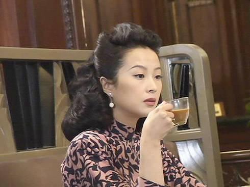 她是《芳华》里的舞蹈老师,曾给巩俐跑龙套,二