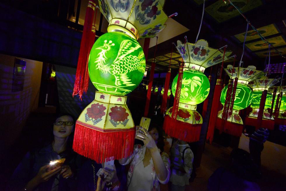 据悉，今年悬挂的仿瓜灯首次新增了印有报本塔、李叔同纪念馆等当地人文景观，让人耳目一新。