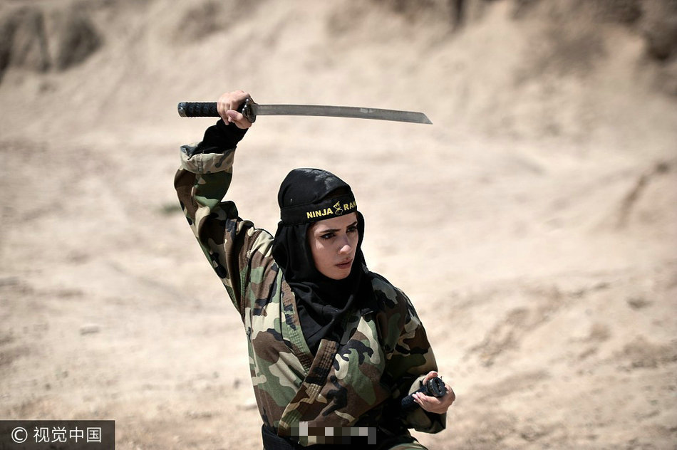 揭秘伊朗女忍者训练实况 手持大刀长刃_北京时间