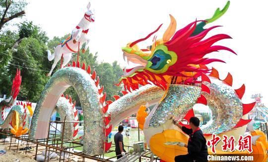 济南万张废光碟造龙迎中秋 济南万张废光碟造龙迎中秋