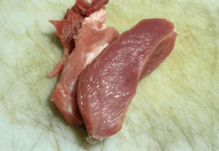 1,猪肉一块洗净备用.(这里我没有用完,就是切下一小块就够了)
