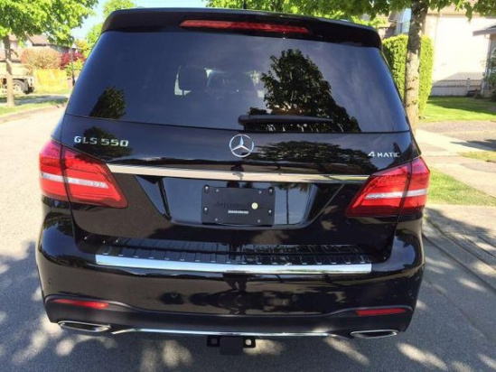 550的身材基本是保持不变,依旧有着那股子魁梧劲儿,在奔驰的众多suv当