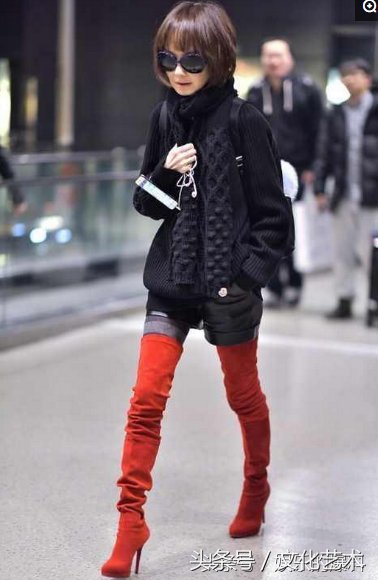 陈鲁豫踩着8厘米的高跟鞋出现在机场,腿瘦得像