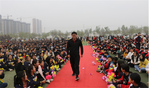 滑县产业集聚区英民中学召开2019年学雷锋总