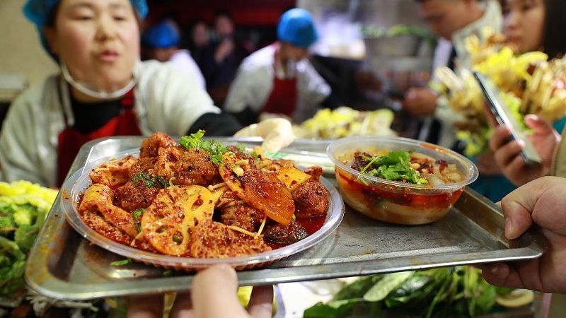 为了吃上一口天水麻辣烫，大家可太拼了