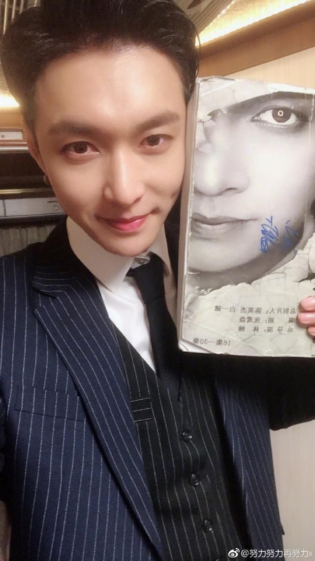 明星跟普通人差异有多大,张艺兴一件平常的T恤