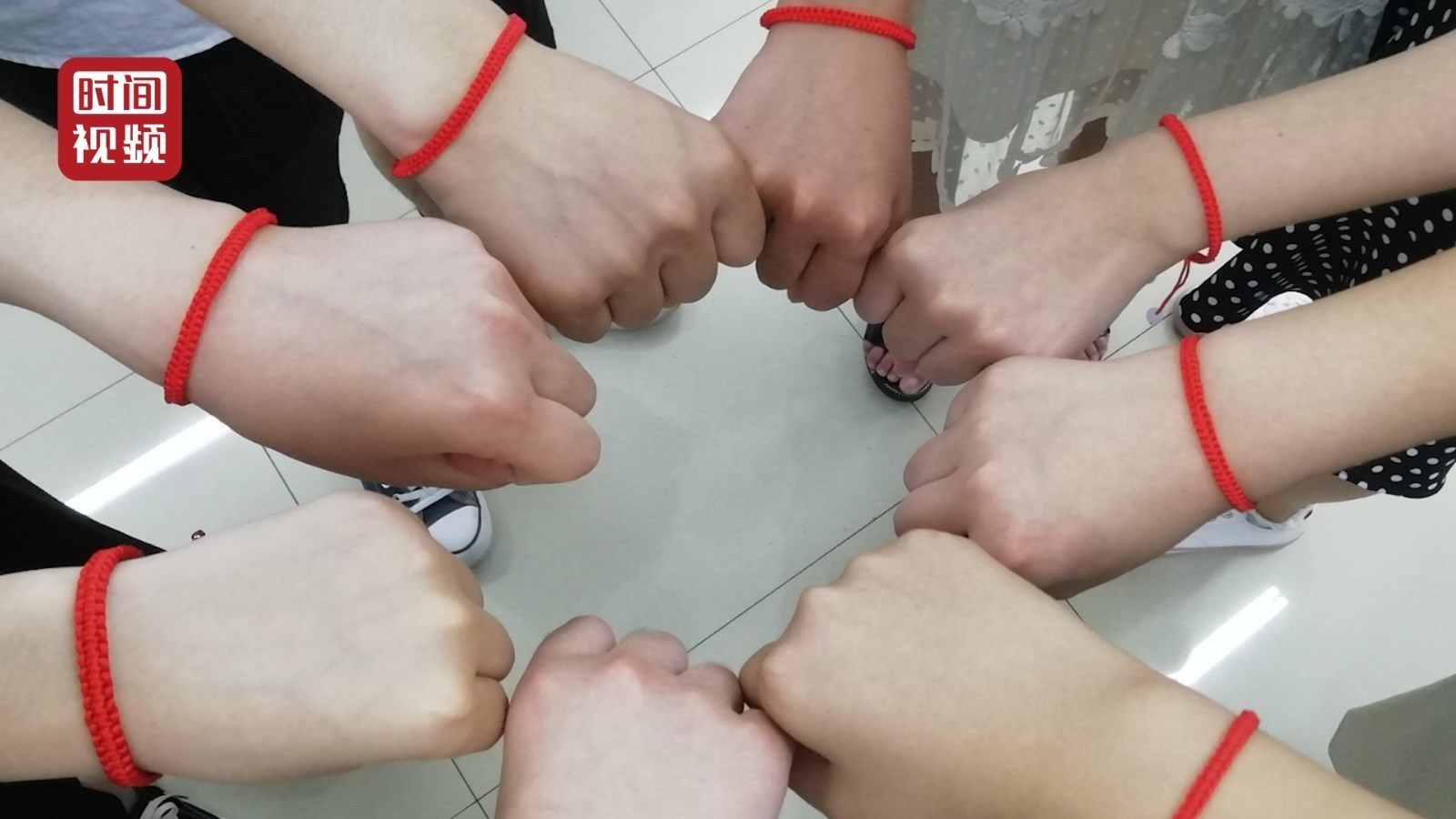 又是别人家班长！毕业前#班长编上百手绳送师生#：希望他们都好