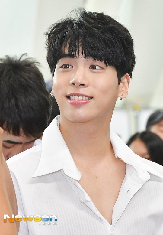 [shinee][新闻]170619 温流钟铉现身金浦机场前往济州岛 白衣小哥好