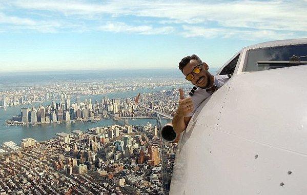 飞行员晒将头探出机舱自拍照 是真是假引发激