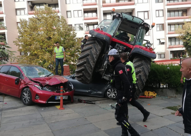 当地时间2018年10月16日，土耳其安卡拉，一名男子驾驶拖拉机在安卡拉市中心的詹卡亚大道不顾警方对其发出的停车警告，横冲直撞碾压多辆汽车。警方最后开枪打伤了这名名叫Aydin Sakarya的男子。据悉，该男子一直在接受心理方面的治疗。