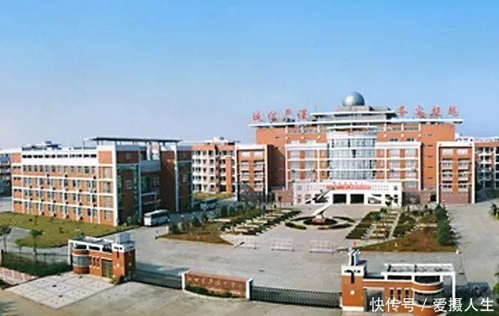 江西省丰城中学创办于1940年,2004年喜迁新址.