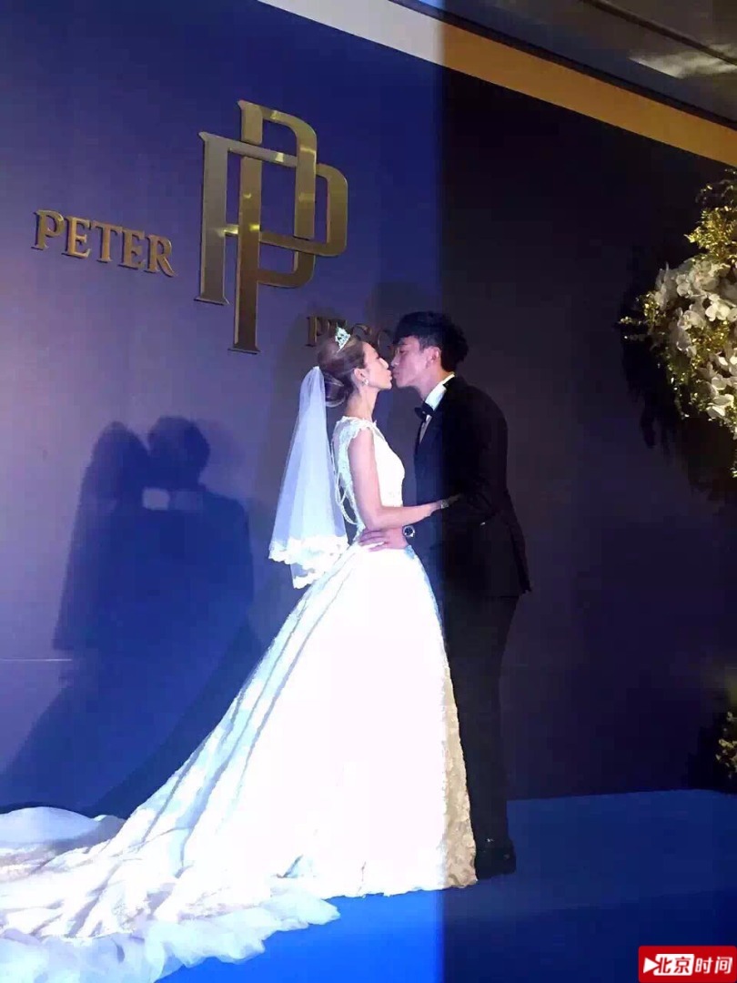 两人在媒体“亲一个，亲一个”的呼声下，甜蜜接吻。