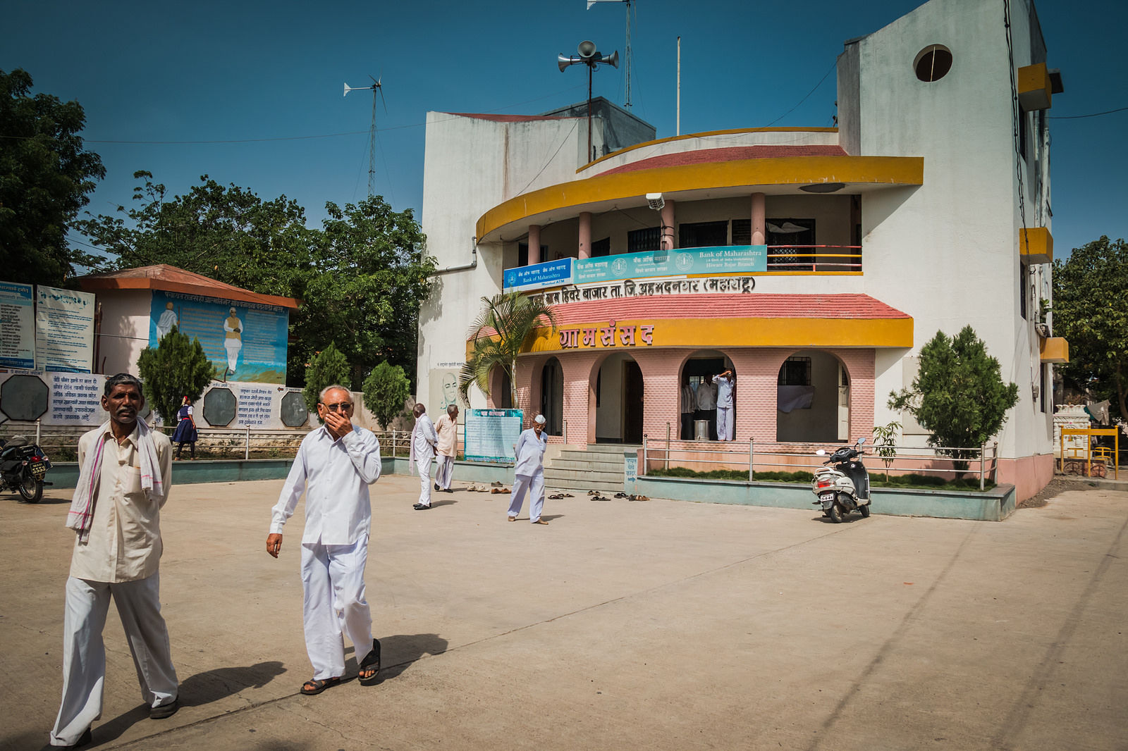 外国摄影师拍下中国和印度最有钱的村庄,对比