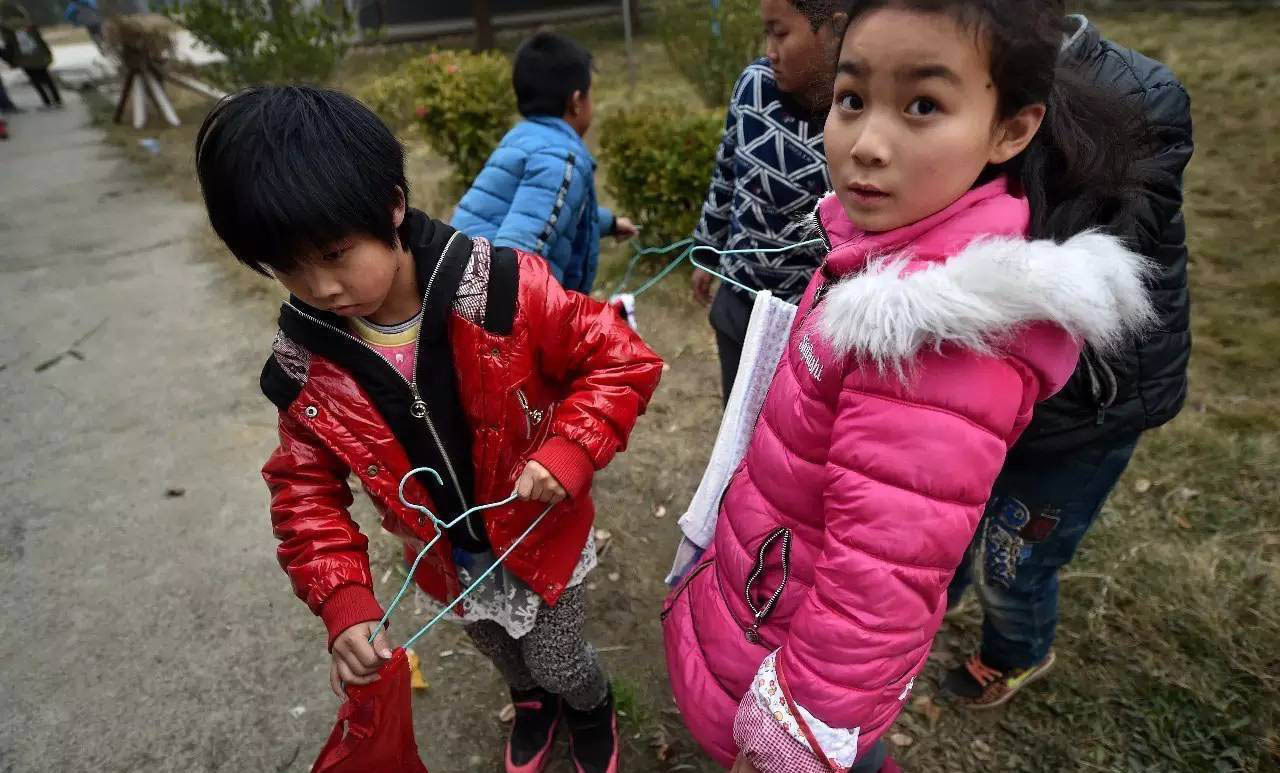 实拍农村留守儿童:父母外出打工 一年见一次