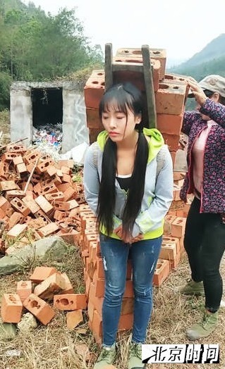 图为解古阿星正在搬砖、背砖。解古阿星在家排行第二，上面有个姐姐已走出大山在外面打工，下面还有一个弟弟和妹妹都在读书，父亲因在煤炭厂上班右脚被砸受伤导致残疾，连走路都一瘸一拐，更是无法干农活，母亲也因为风湿病腿脚长期遭受病痛折磨。这样一来，解古阿星和母亲便撑起了整个家，而解古阿星则负责家里所有的重活儿。