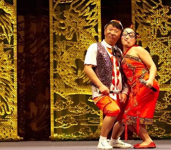 当年家喻户晓的主持人,得罪赵本山被开除,如今前程惨淡!