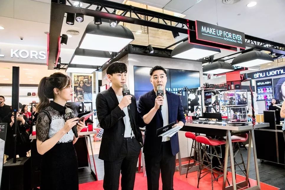 邓伦空降成都王府井,火凤之力解锁4K高清底妆