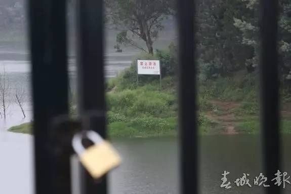 老陈悲痛过度,已经被送回家,而跟着爸爸逃生的大女儿,还懵懵懂懂, 或许要很久才能彻底明白,这场变故对她来说,意味着什么。“过了这条涵洞隧道,500米,再走几分钟就到家了。”村里人为母子的死无不感到惋惜。