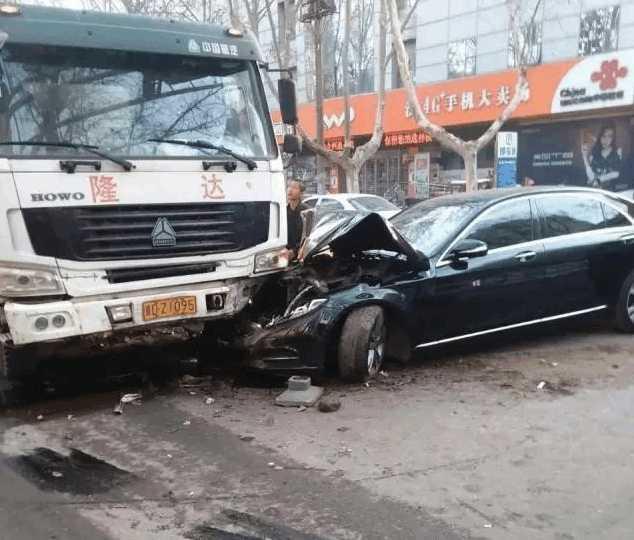 奔驰S400怒撞大货车, 豪车当场报废, 提及车祸原因车主当场崩溃 奔驰S400怒撞大货车, 豪车当场报废, 提及车祸原因车主当场崩溃