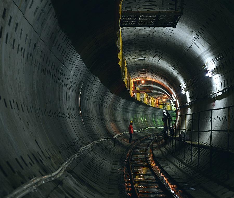 戴好安全帽 来一场惊心动魄的“穿越”之旅
