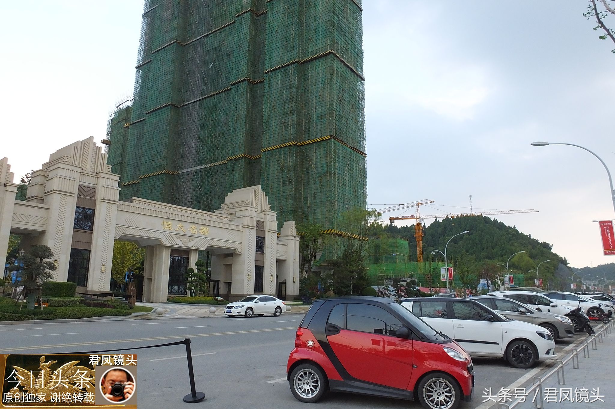 湖北宜昌:建设中的恒大名都,美女背影时尚!买房