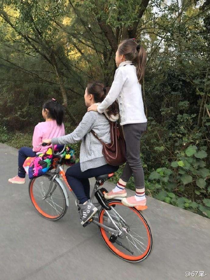 共享单车花式载人,成年女子也坐车筐?