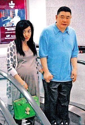 甘比儿子越来越胖,长相酷似刘銮雄!难怪刘鸣炜