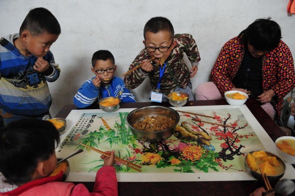 山东农村五胞胎兄弟累坏妈妈,午饭煮地瓜,穿鞋全靠"抢"