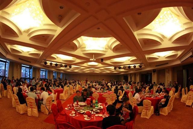 订婚宴上准婆婆羞辱我爸妈,忍无可忍的我动手打了她-北京时间