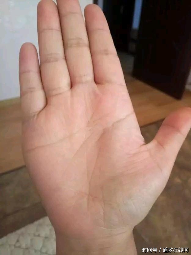 手相知识:"这两条线都中断",灾难重重婚姻断