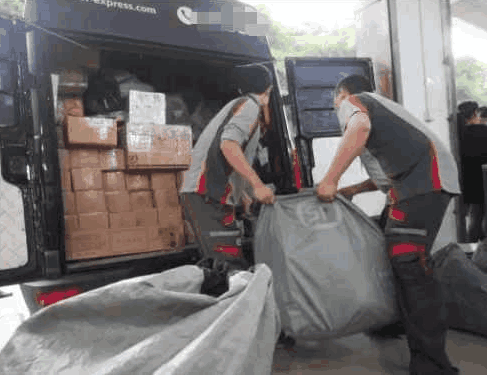 一位顺丰快递小哥晒出自己工资条, 网友: 一点也