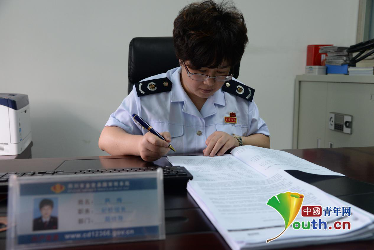 “中国好税官”陈梅:用爱让税徽更闪耀 “中国好税官”陈梅:用爱让税徽更闪耀