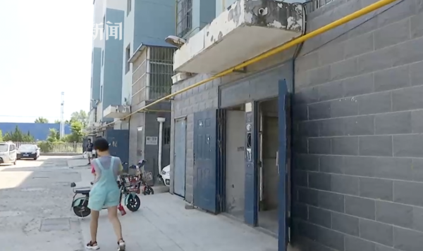 高阿姨在事后向派出所报了案,派出所表示希望双方先协商解决,协商不成警方再介入。对此情况,律师表示:如果狗主动威胁了受害人,受害人追着将狗打死,双方都有责任,可私下协商解决,协商不成可向法院提起诉讼。
近年来,宠物犬伤人的事件,屡见不鲜。今年4月1号,山东菏泽一名女童被小区内没拴绳的松狮犬咬伤腿部;2016年,济南一名十岁小女孩被几条没拴绳的狼狗咬得体无完肤……
随着宠物犬伤人的事件发生率的不断攀升,各地都出台了养犬规定,加强了管理。拿济南来说,2017年1月1日,济南正式实行养犬登记信用计分制。遛狗不牵绳子、犬只扰民、不带犬证等情况都会被扣分。狗主人扣满12分将被暂时没收犬只,并且需要到指定地点学习相关养犬法规,考试合格后方可领会犬只。
记者从济南市公安局治安警察支队了解到,养犬管理计分制实行一年半以来,共处罚了1430名狗主人。2017年,济南市民对犬只不拴绳的投诉比2016年下降了43%。对犬只伤人、犬吠扰民的投诉数较2016年下降了65%左右。
