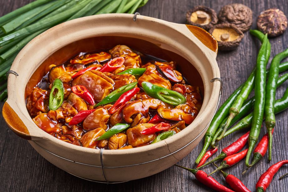 杨铭宇黄焖鸡方面表示,黄焖鸡属于中国鲁菜菜系,其制作方式并不难,先