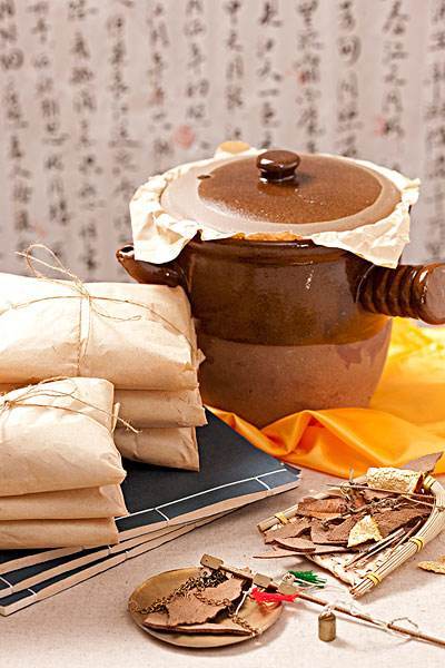 常生活中因为湿热体质导致脸上长脓包型痘痘如