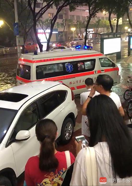 广东一对母女公交站触电死亡 疑因暴雨广告牌