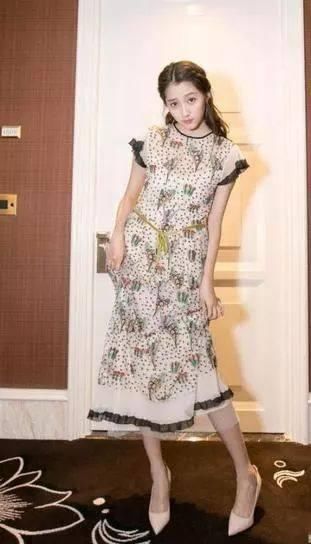 关晓彤为了美也太拼了!裙子短到尴尬,网友:穿这