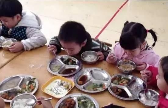 小女孩不会咀嚼食物,入幼儿园第一天看着午餐