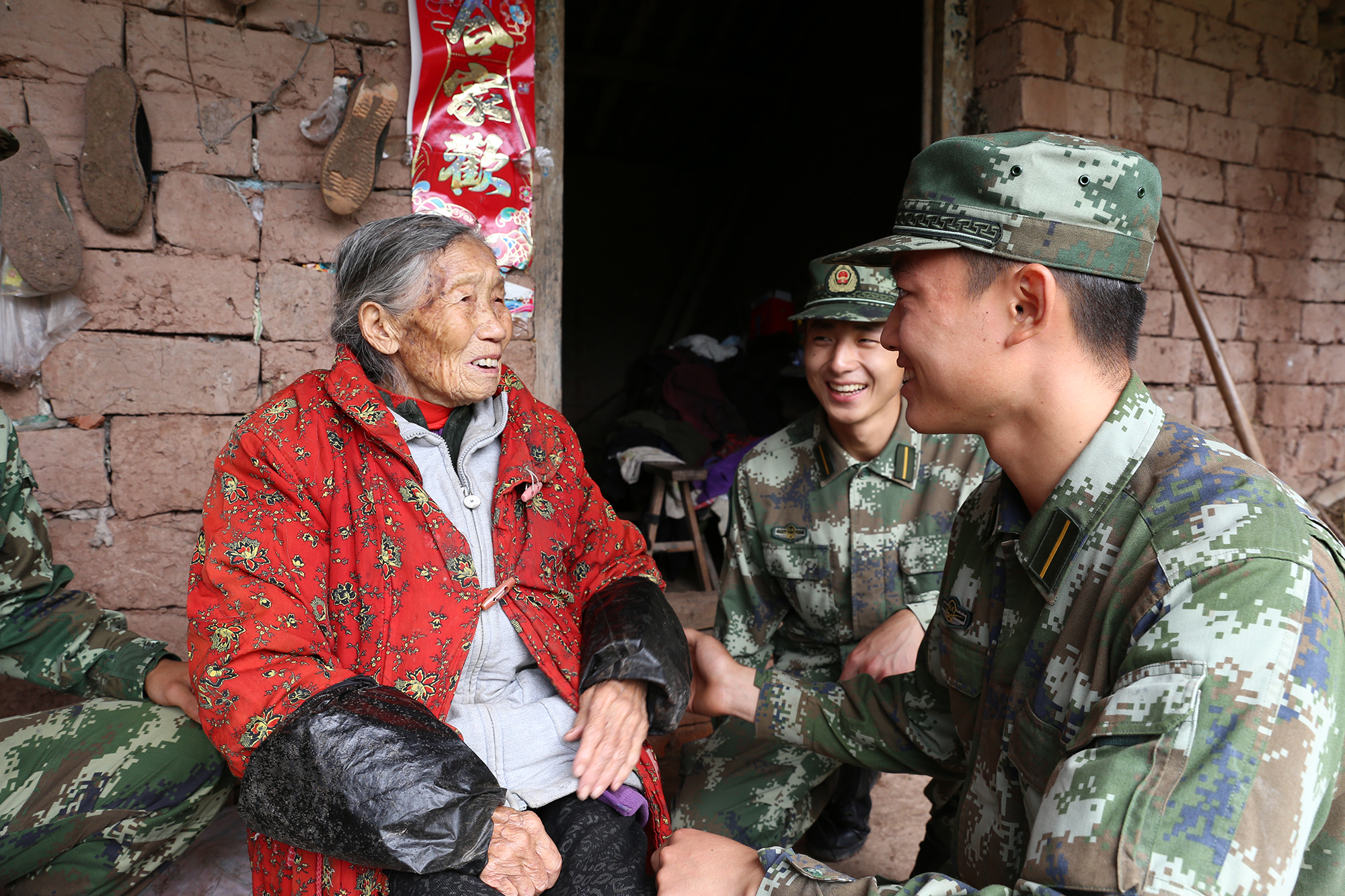 2016年10月14日,武警警官学院官兵到驻地仁寿县百花村开展扶贫帮困活动,图为看望慰问高龄孤寡老人。郝彦博摄