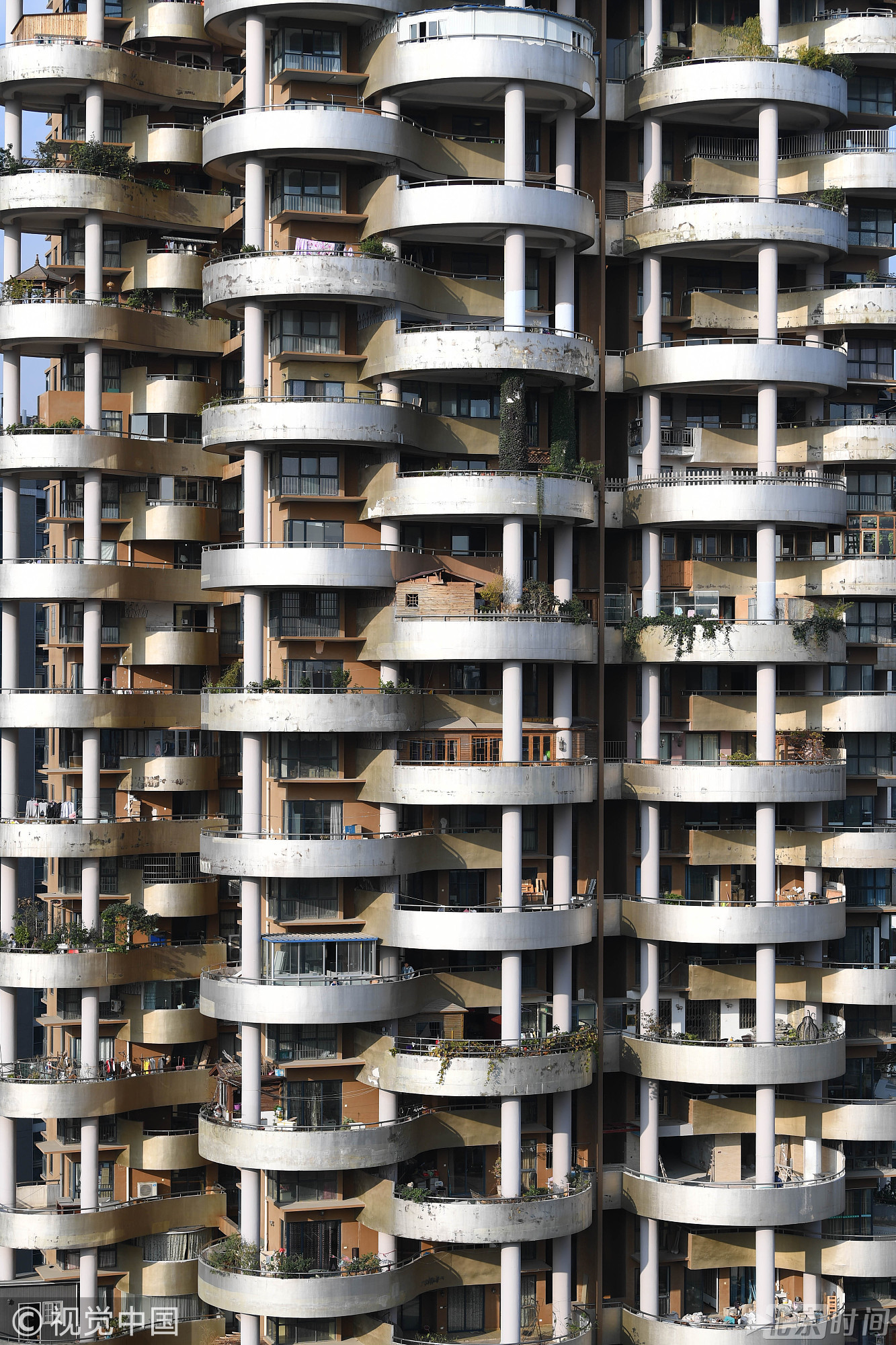 2017年11月2日，贵阳市观山湖区龙泉苑街，一小区几栋楼造型独特，远远望去，酷似一串串“烤面筋”，被网友戏称为“烤面筋楼”。所有半圆形阳台组合成一串串“烤面筋”。有市民调侃道，设计师估计喜欢吃烤面筋，望楼止饿。也有附近市民称，建筑设计的很有风格。