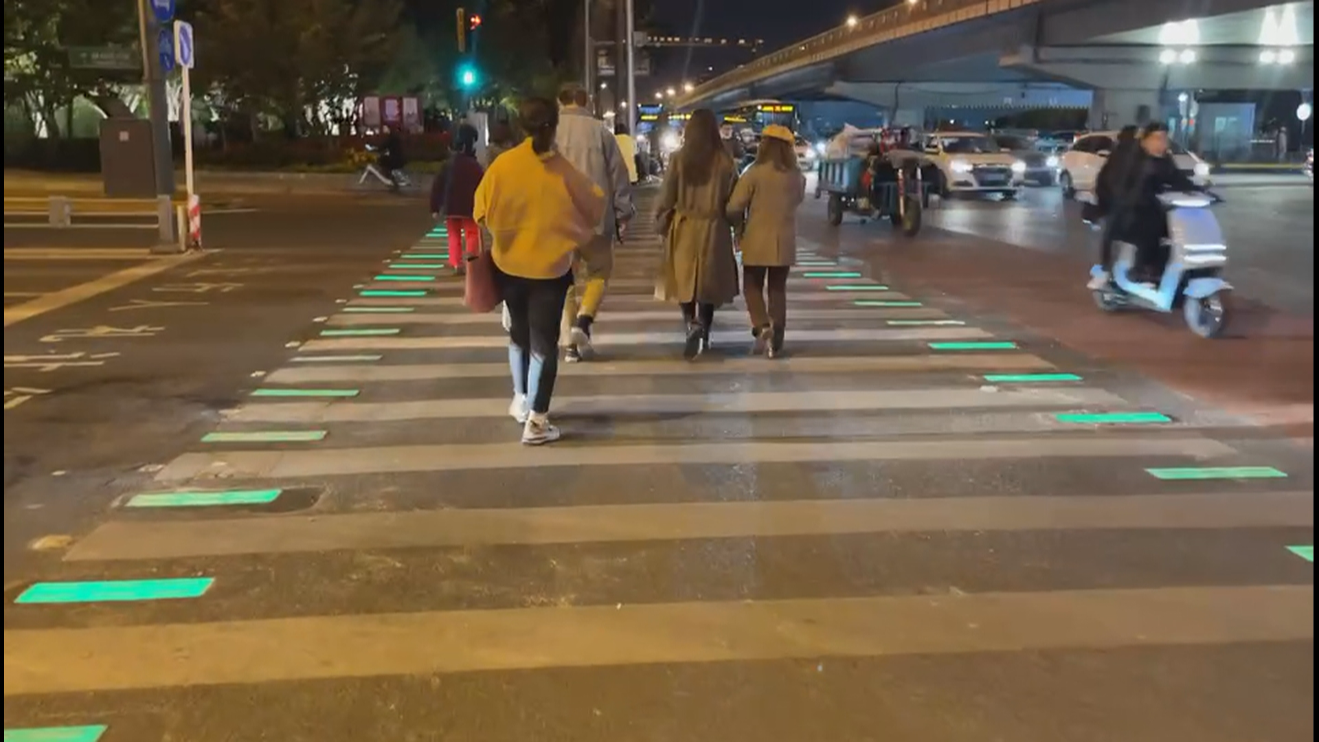 很新奇!会发光的斑马线亮相北京街头 很新奇!会发光的斑马线亮相北京街头