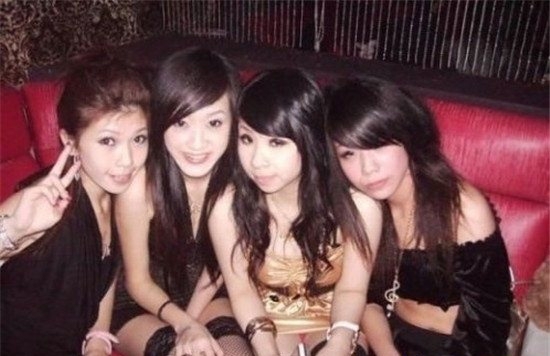 其实这并不是绝对的，有些人是因为生活困难迫不得已，而有些则是一步步掉入幕后老板的阴谋（这些人为了赚钱真的是不择手段），当然还有些也认为那就是她想要的生活。