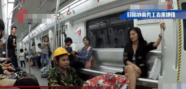 农民工坐地铁委屈坐地板,美女有位置都不让,知
