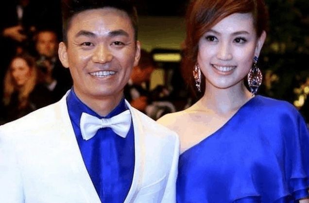 王宝强小学学历,其新经纪人学历很高,网友:她怎