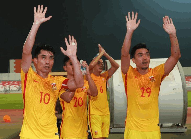 无奈+绝望!国足表现彻底让里皮失望!里皮背黑